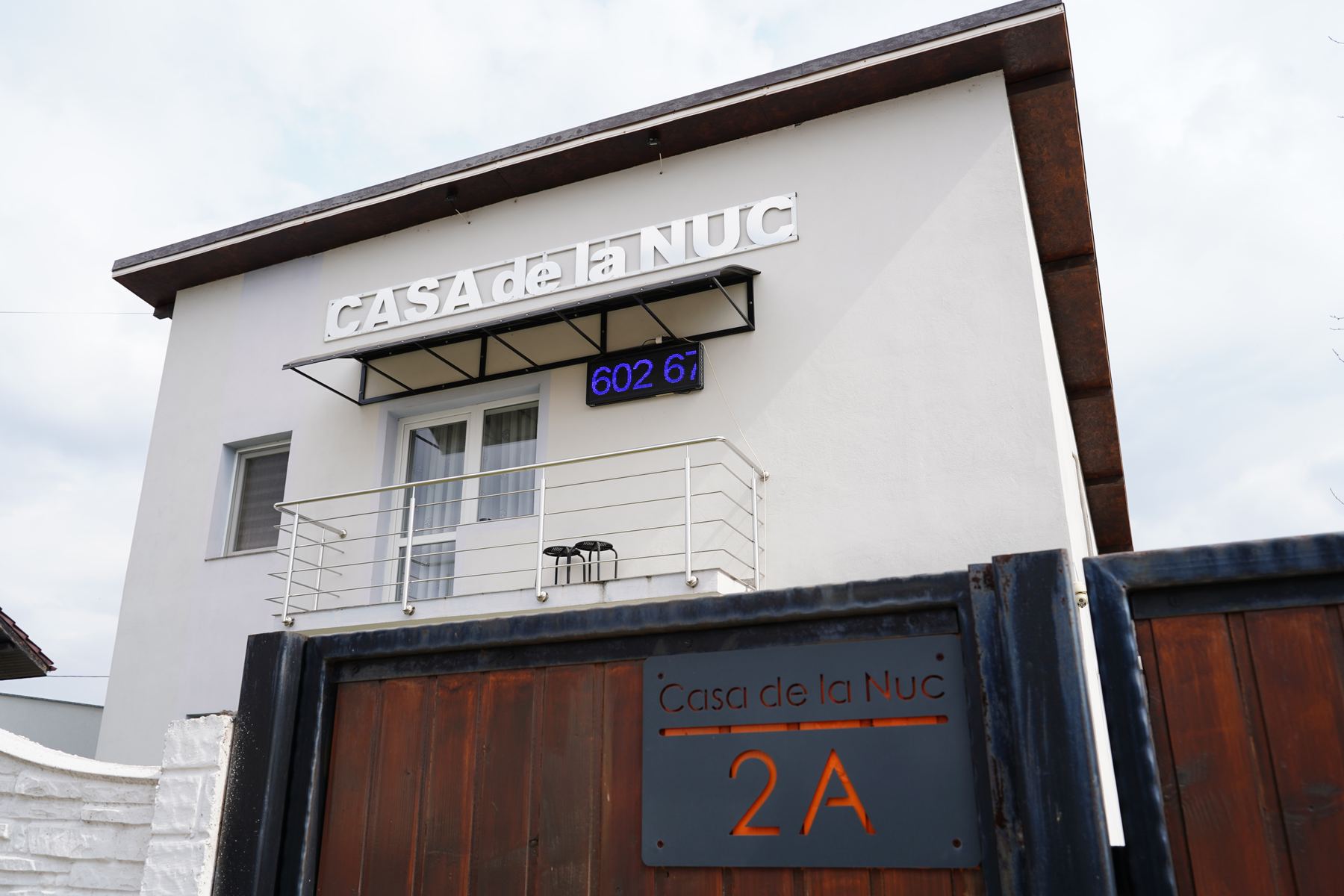 Casa de la Nuc — vila și curtea